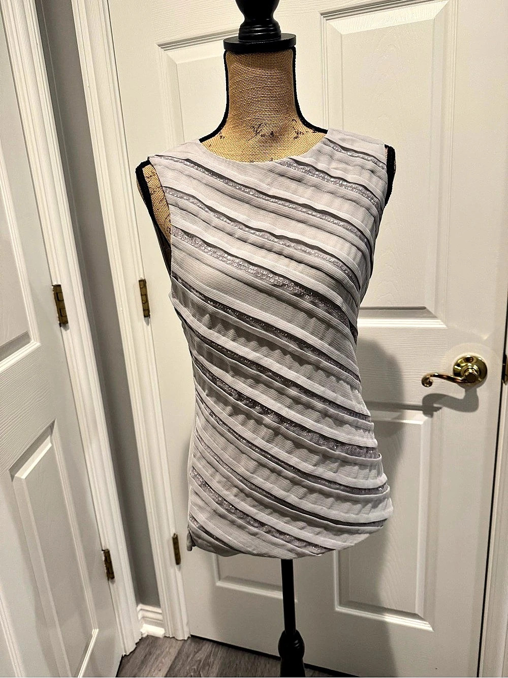 Ann Taylor Striped Sleeveless Top in Gray & White Size Medium Like New